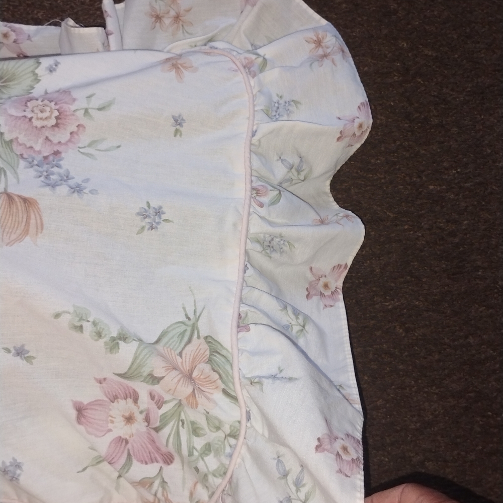Floral Ruffled Pillowcases - Picture 2 of 7